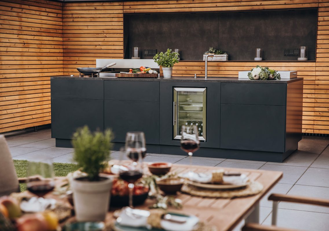 Moderne Outdoor Küche mit Kühlschrank