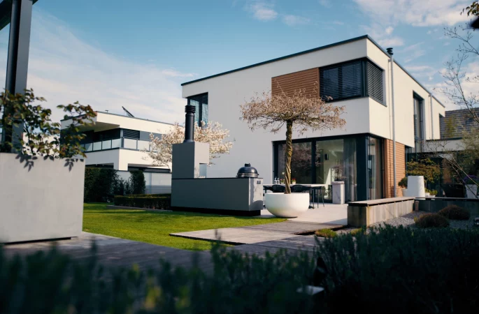 Ambienteküche mit Grill-Feuerstelle auf der Terrasse einer modernen Villa im Münsterland