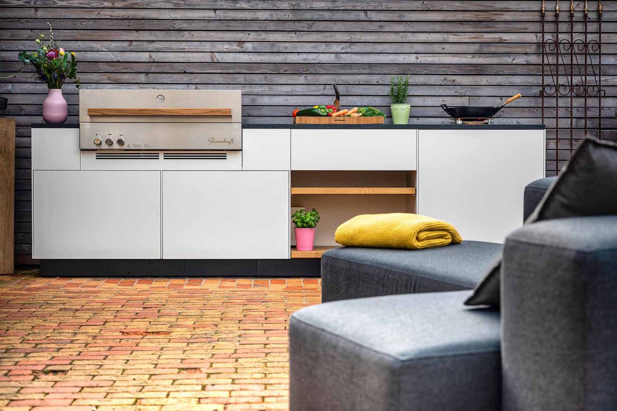 Helle Outdoor Küche mit Grill