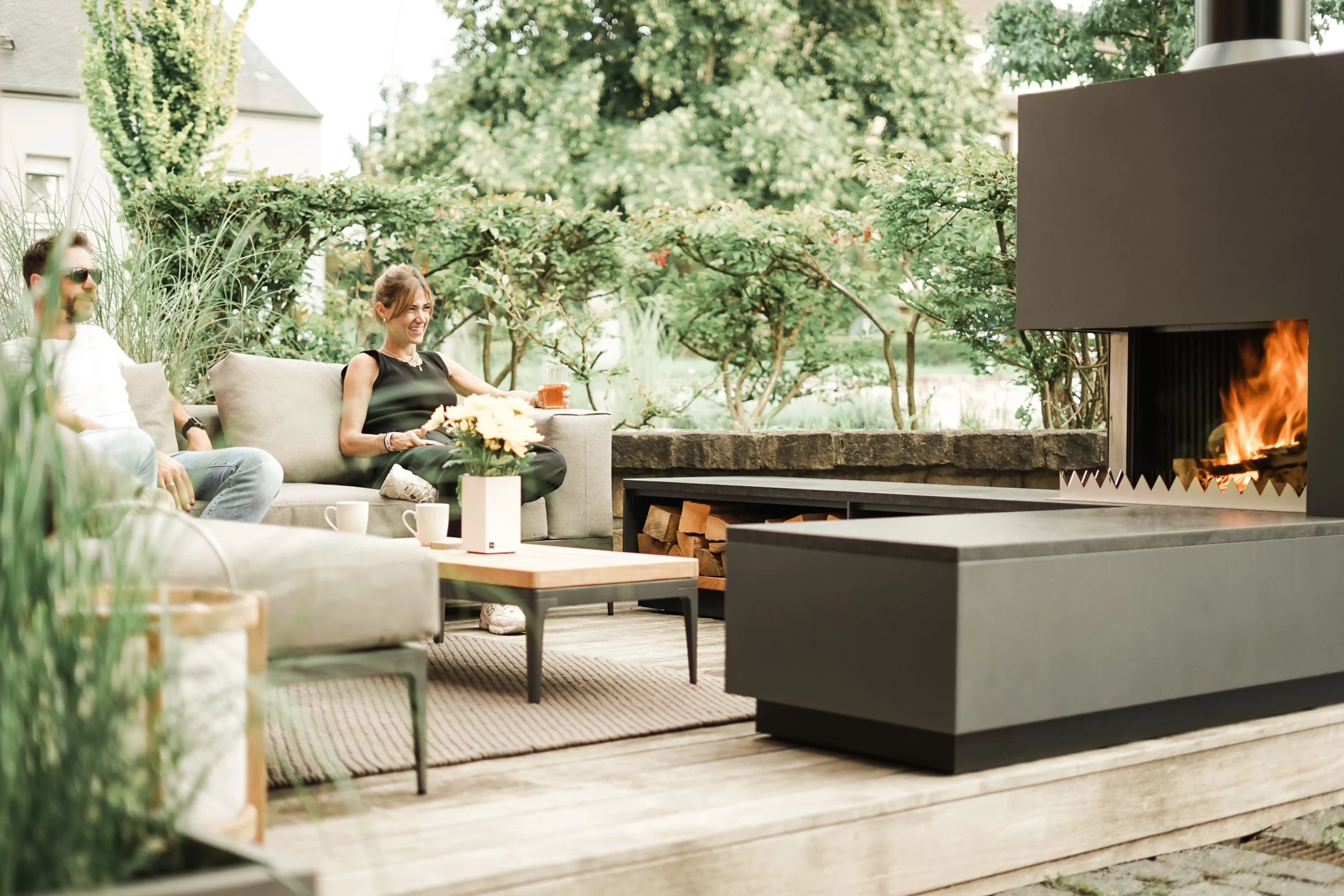 Paar am FREILUFT Feuer auf der Gartenterrasse