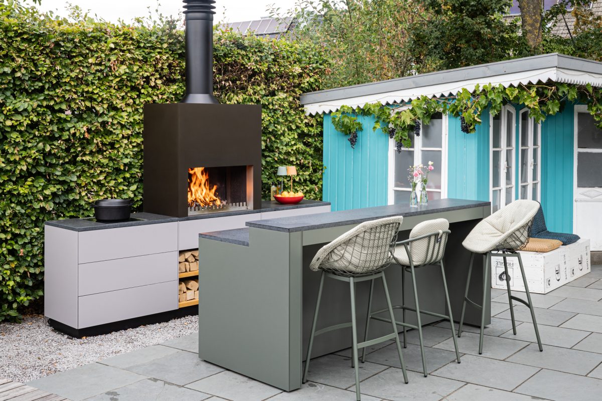 Kompakte Outdoor-Küche mit Outdoor Feuer, in Manufakturarbeit gefertigt