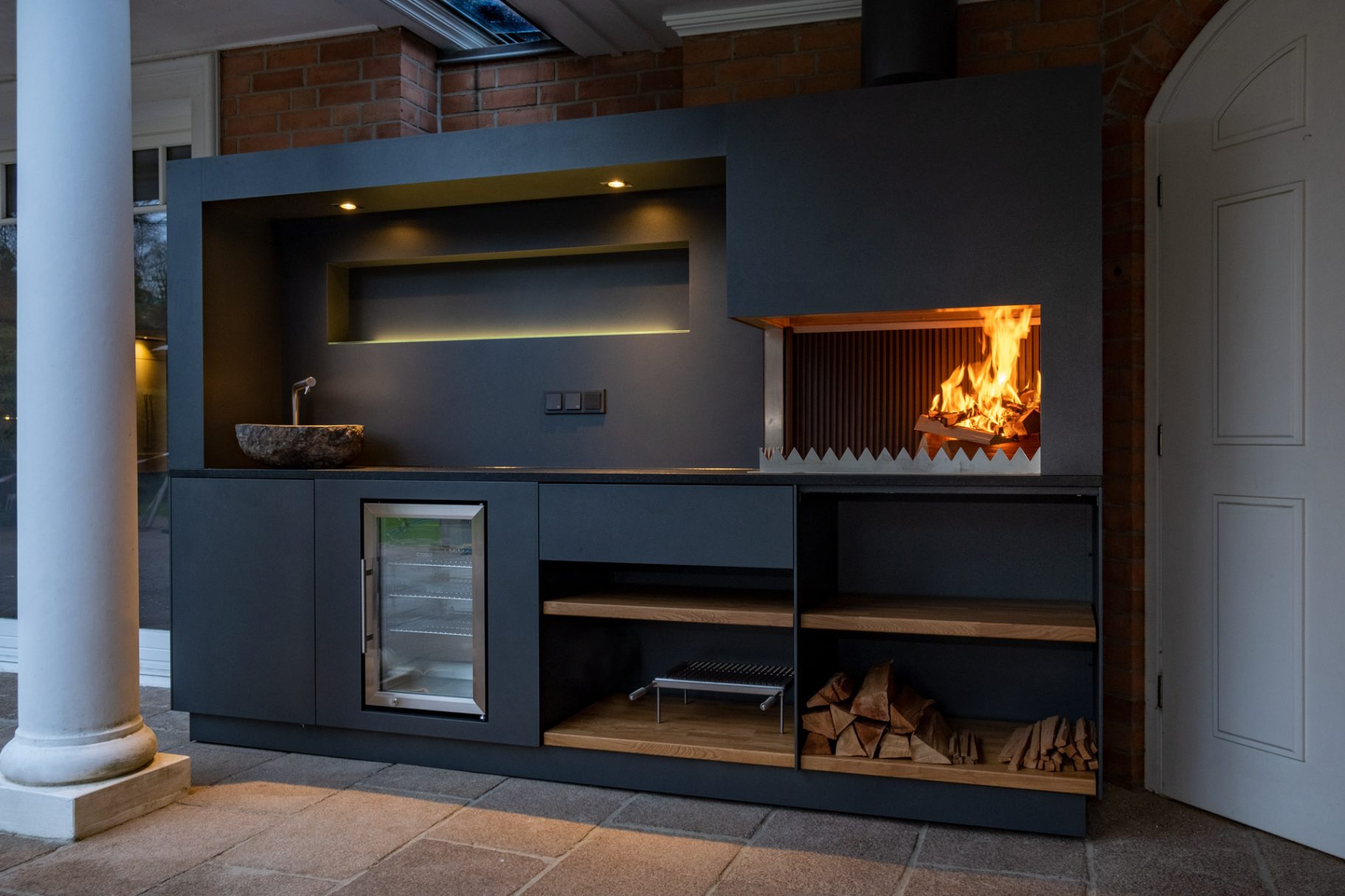 Stilvolle Freiluft Outdoor-Küche mit Feuergrill, Kühlschrank und Wasserelementen