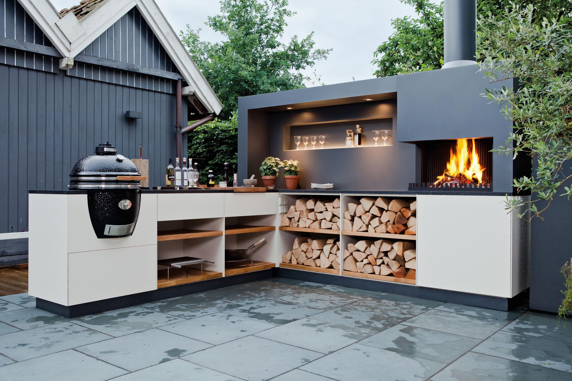 Outdoor-Küche der Freiluftmanufaktur mit Grill und Kamin – eine moderne Außenküche für stilvolles Kochen im Freien