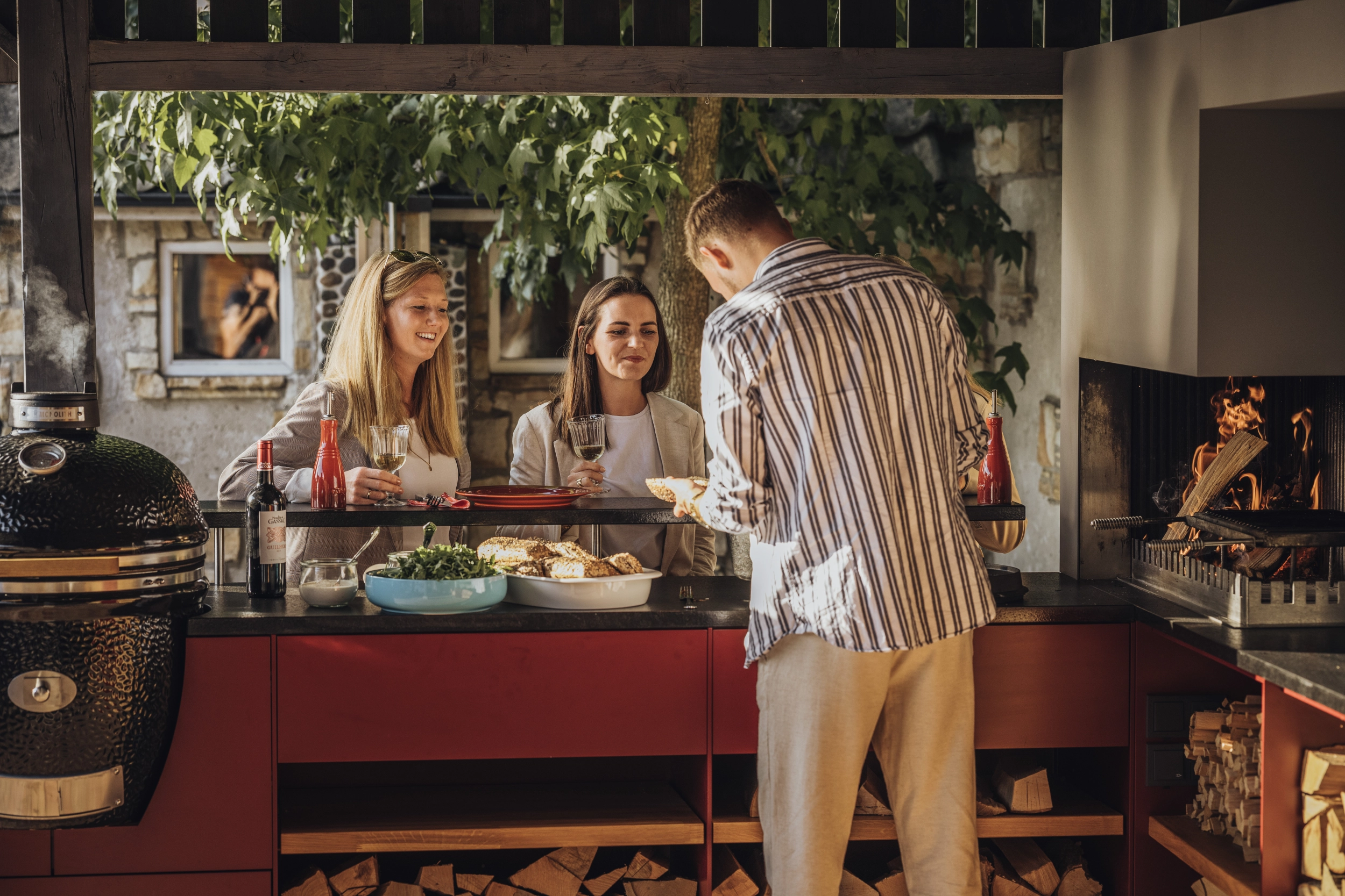 Freunde in der FREILUFT Küche