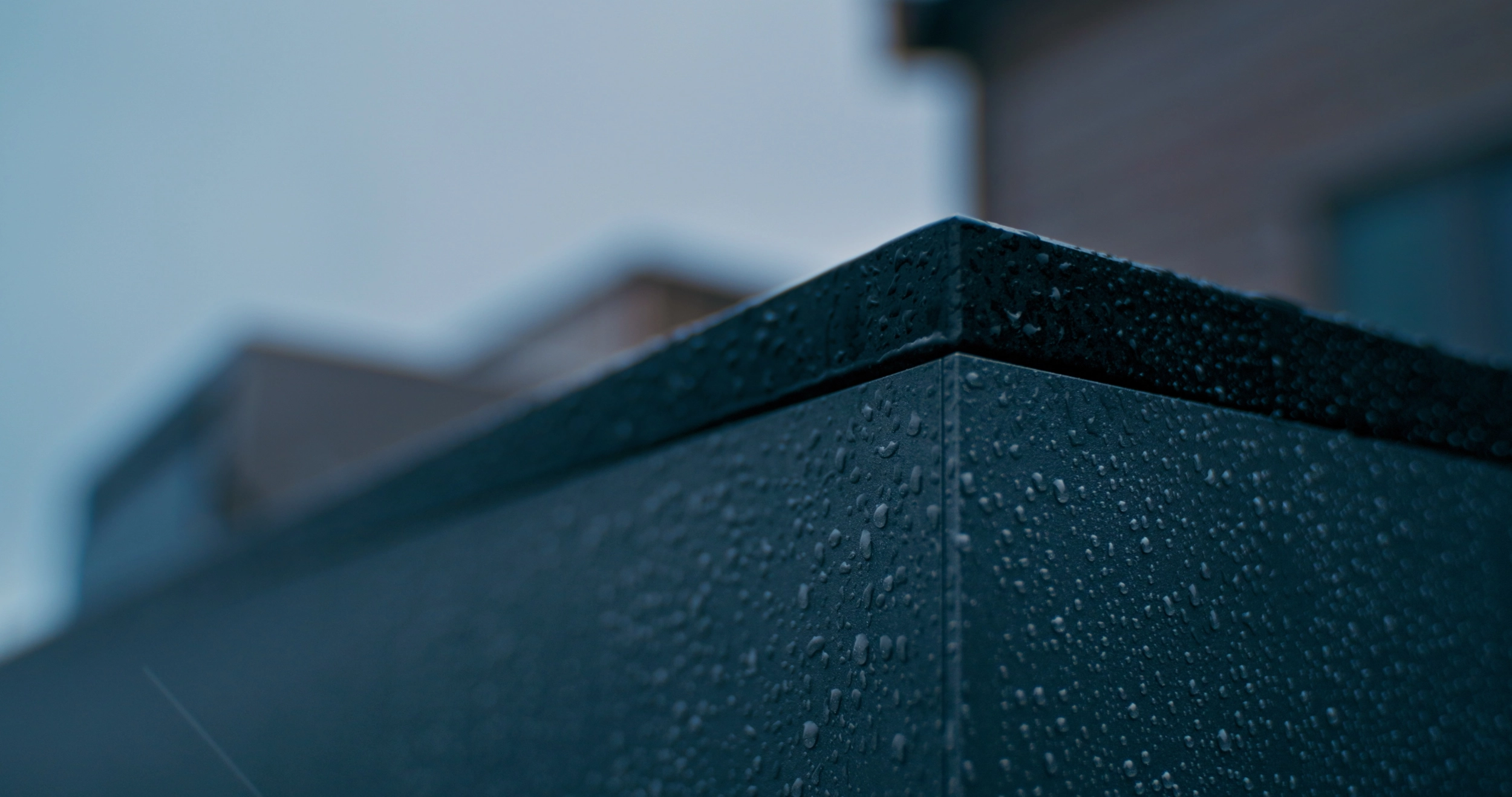 Regentropfen auf der Arbeitsplatte: wetterfeste Outdoorküche aus Marine-Aluminium im Detail