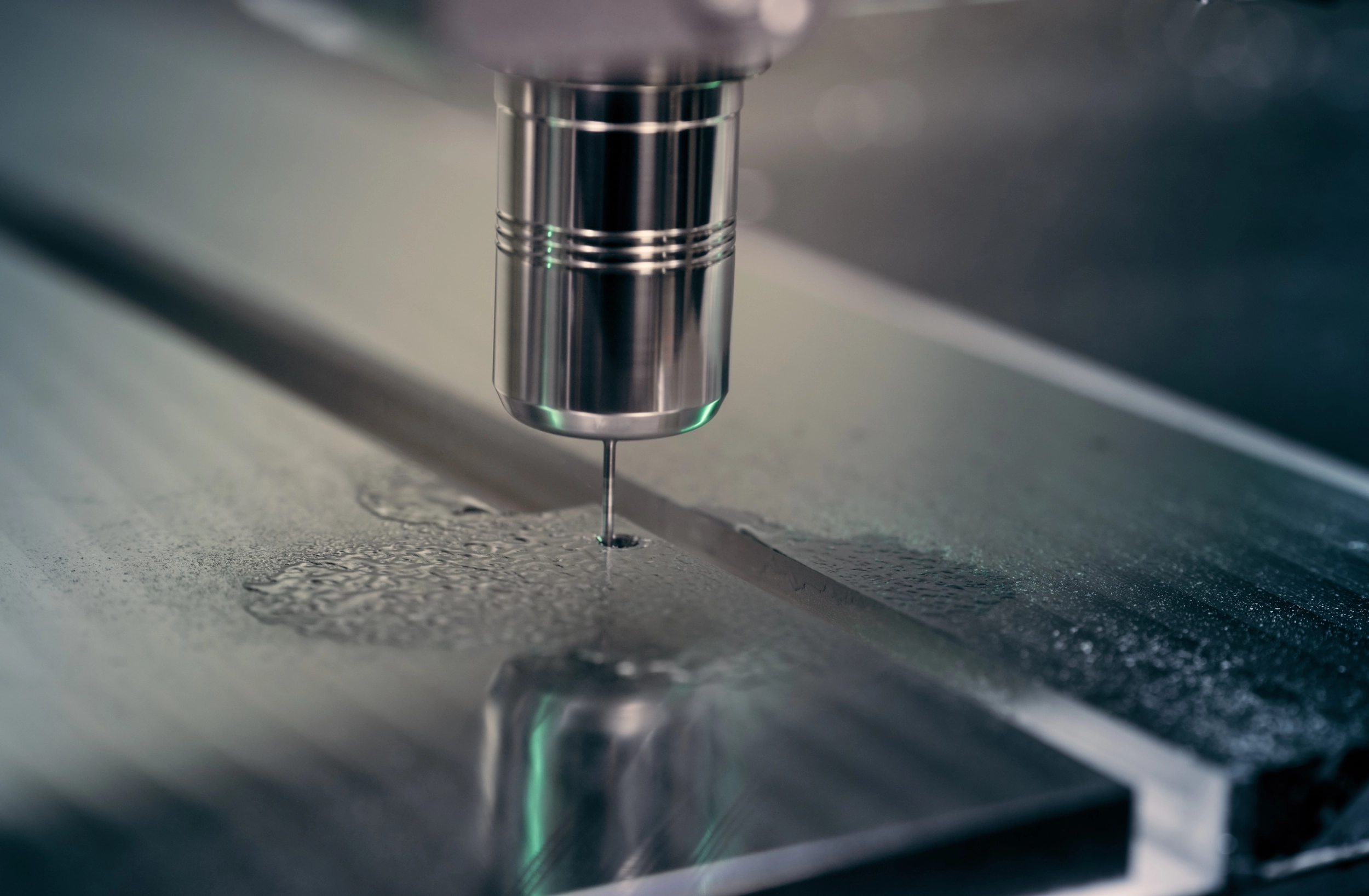 Gewindefräser in Platte aus Marine-Aluminium in der Manufaktur